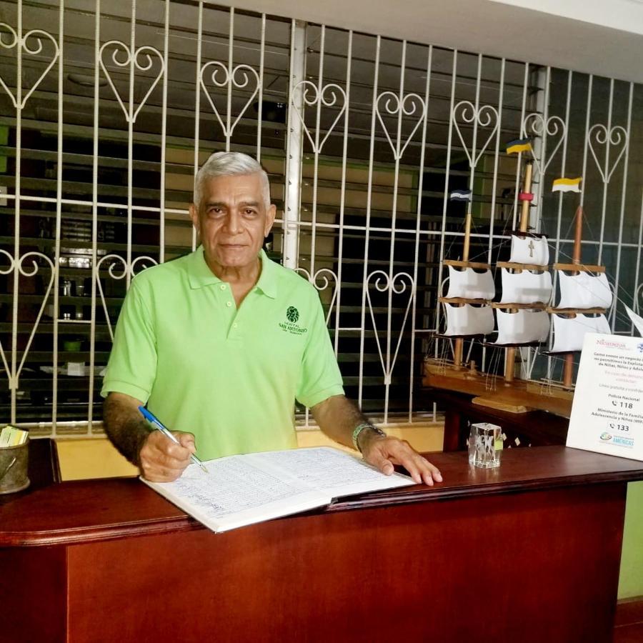 לאון Hostal San Antonio מראה חיצוני תמונה