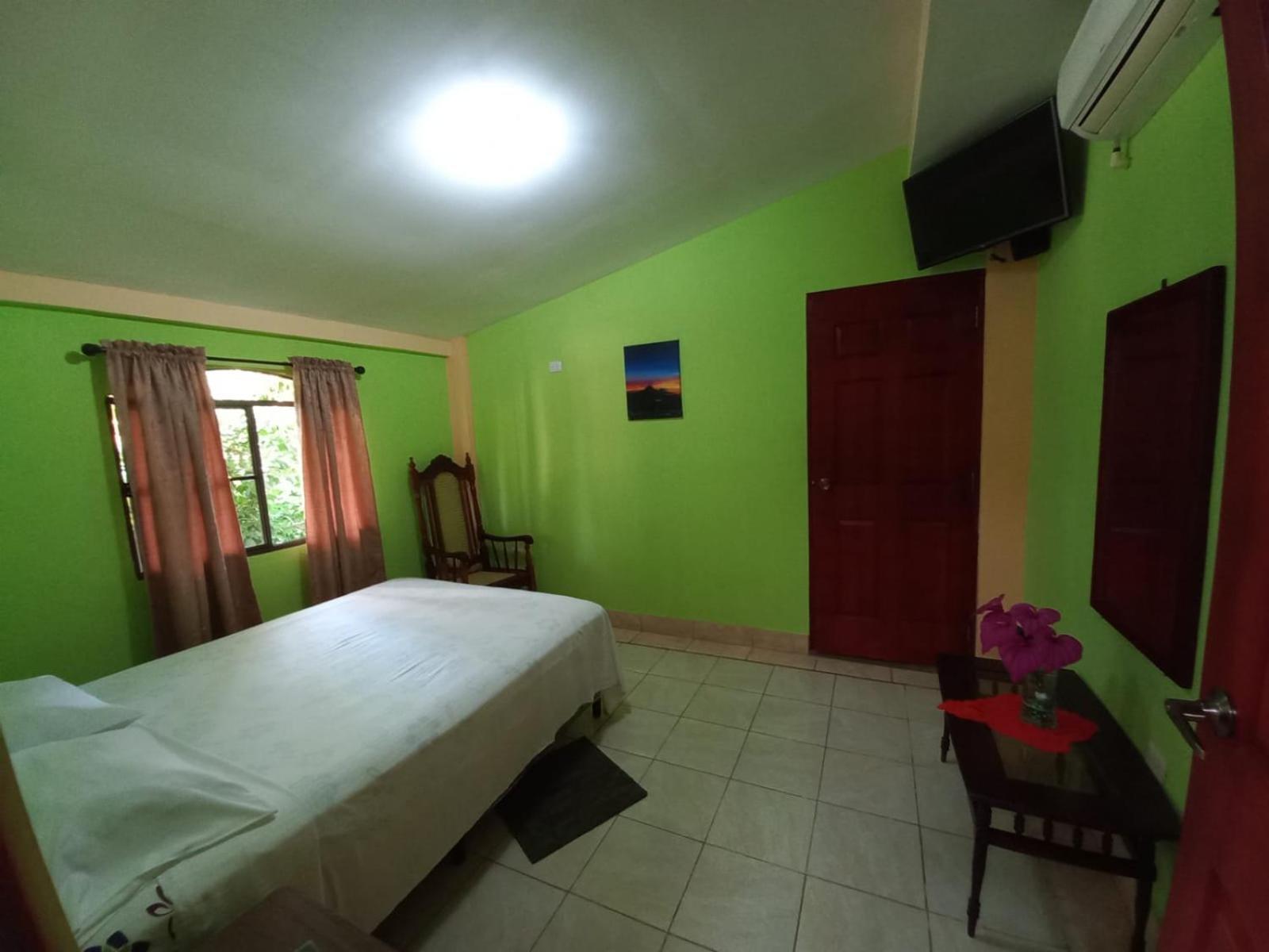 לאון Hostal San Antonio מראה חיצוני תמונה