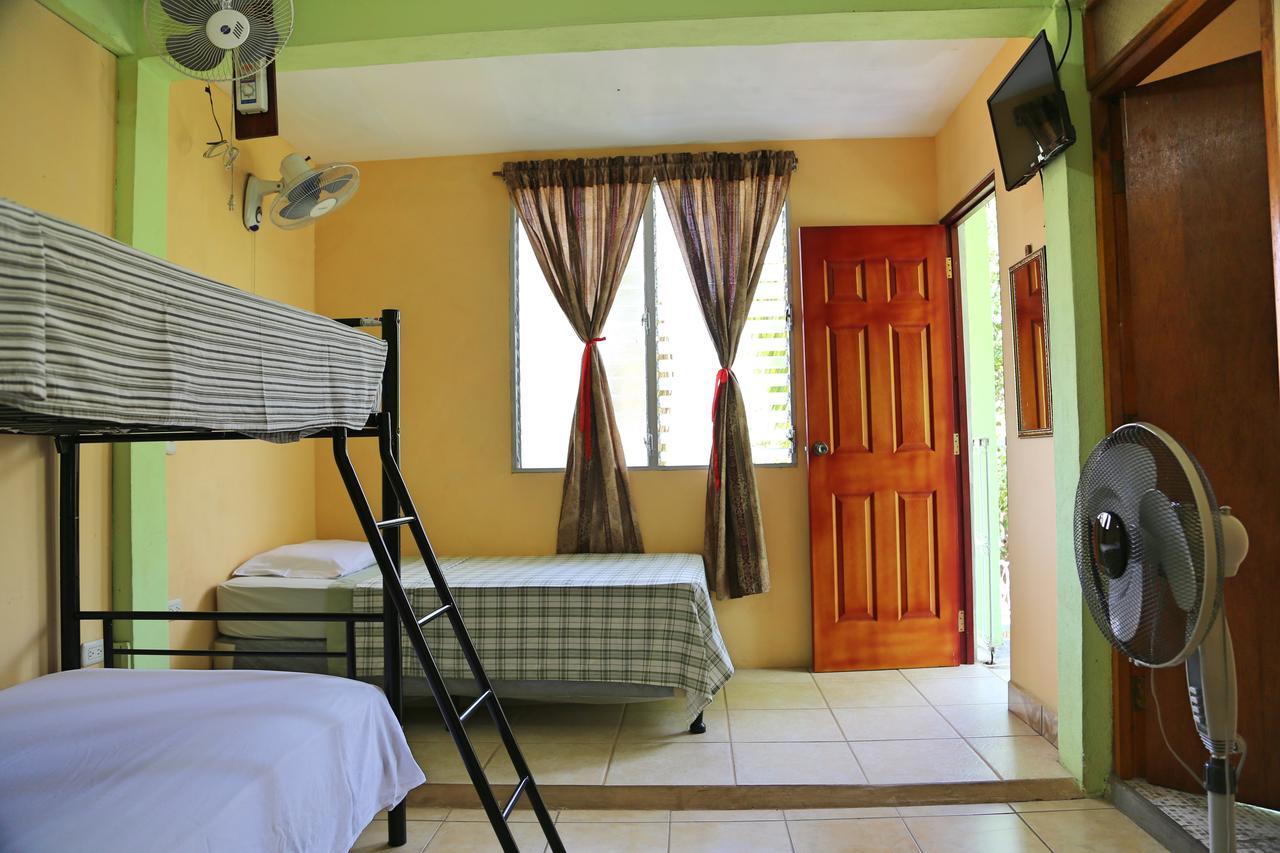 לאון Hostal San Antonio מראה חיצוני תמונה