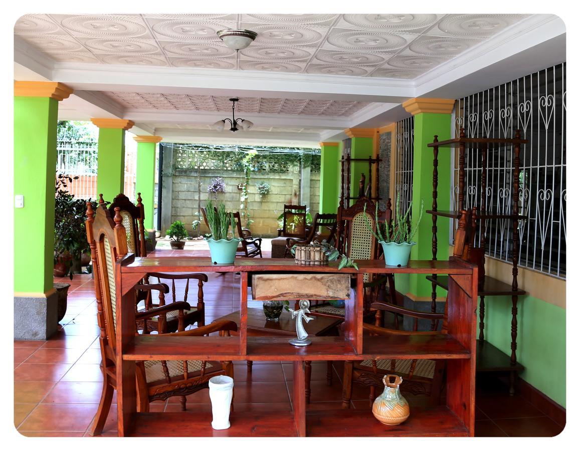 לאון Hostal San Antonio מראה חיצוני תמונה