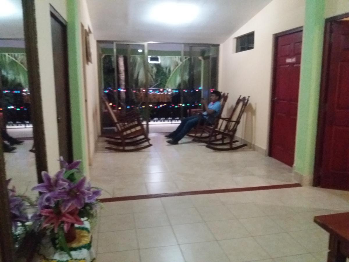לאון Hostal San Antonio מראה חיצוני תמונה