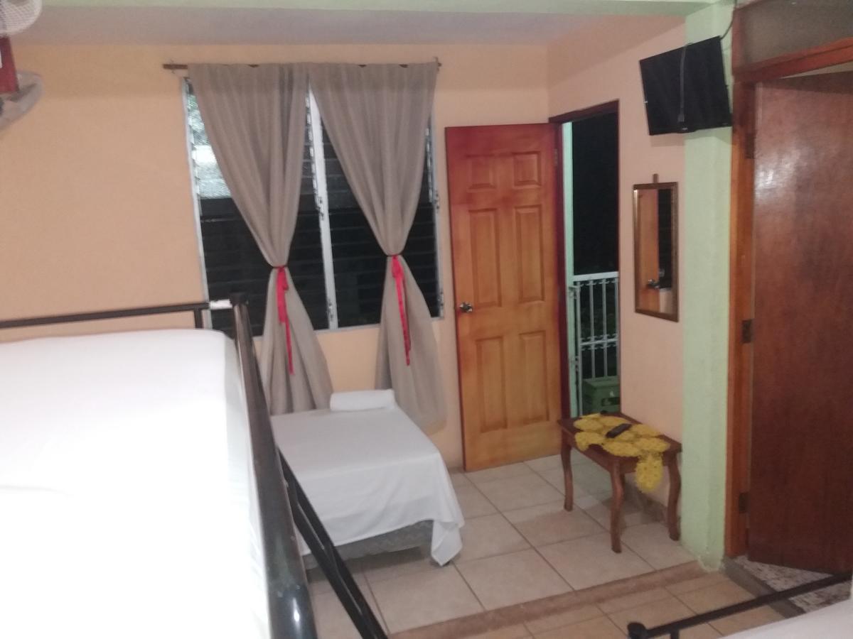 לאון Hostal San Antonio מראה חיצוני תמונה